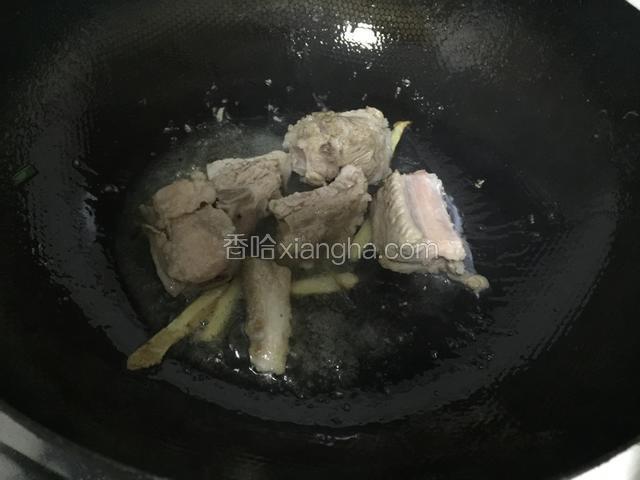 小火慢炒排骨.变色肉质变紧.