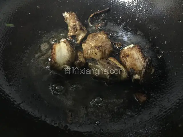 加入生抽.少许的糖.上色即可