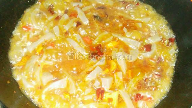 将蘑芋焯过水后放入鱼料里煮三分钟