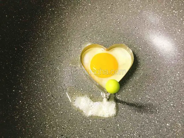 爱心流黄煎蛋：模具四周涂抹油，底部加点油、撒点盐，鸡蛋加入后，大火定型，盖锅盖，关火焖煮，这样流黄鸡蛋就搞定啦～