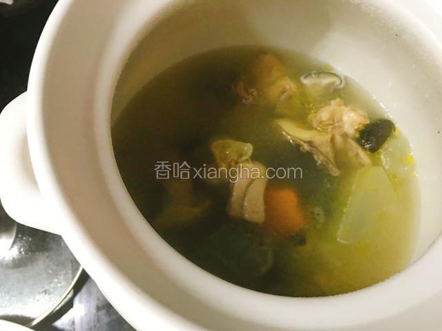 鸡汤：鸡洗净汆水后捞出，放入汤锅内大火煮沸后转小火炖煮至鸡肉软嫩后，加入香菇、冬瓜等继续炖煮至冬瓜成透明状即可。