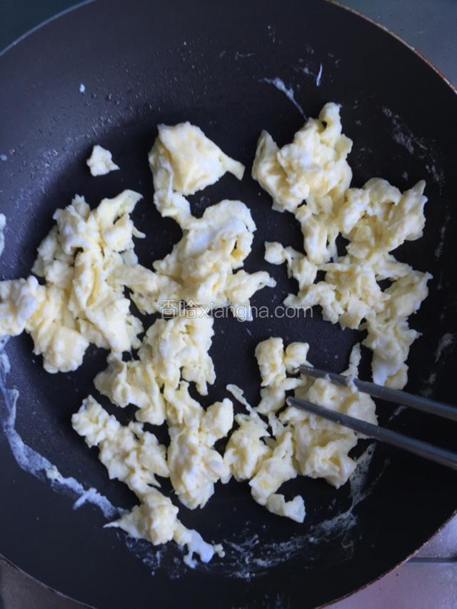 鸡蛋加少许盐和一汤勺水搅匀，起油锅，温油下蛋液用筷子划散后出锅备用。