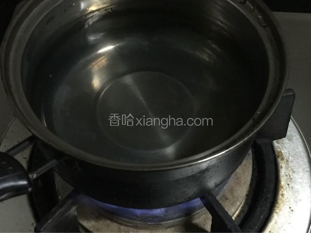 锅里烧开水，水开了清洗西米露（西米露洗过会有碎烂，但是自己吃清洗一下会干净些，只要煮的时候不时搅一下锅里，水量足够，水开了下锅，煮出来也会颗粒分明的，也可以不清洗直接倒入锅中）