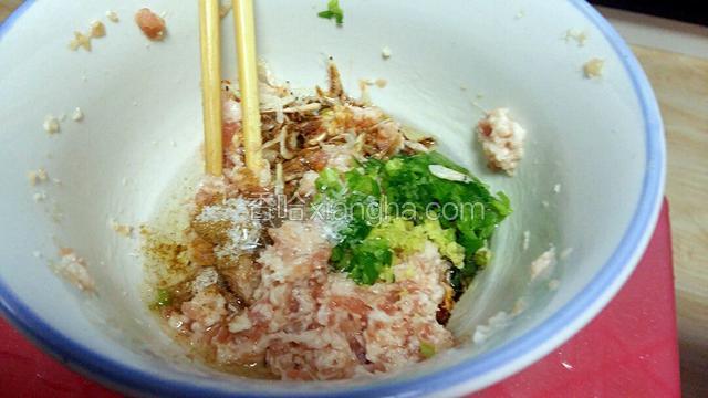 肉馅加入适量的盐、五香面、味精、植物油、葱姜末和虾皮，顺着一个方向搅拌均匀。。