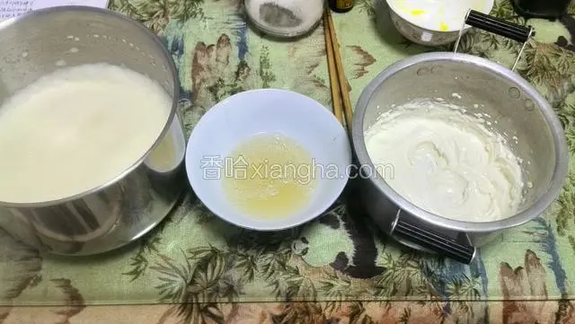 从冰箱拿出吉利丁片倒掉水隔热水融化成液体冷却下来混合于芝士糊中翻拌均匀