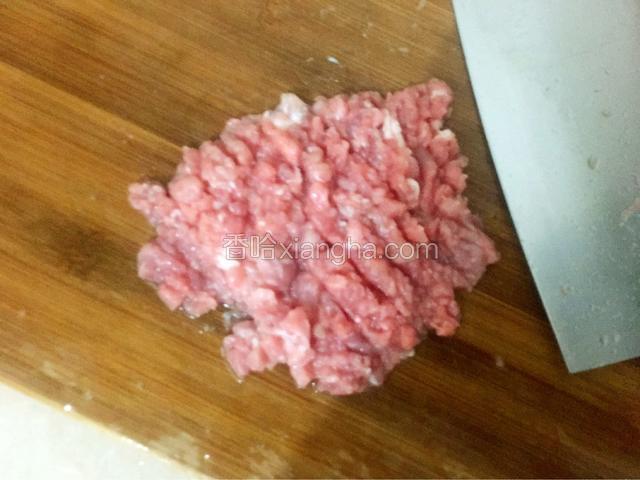 瘦肉洗净剁成肉糜