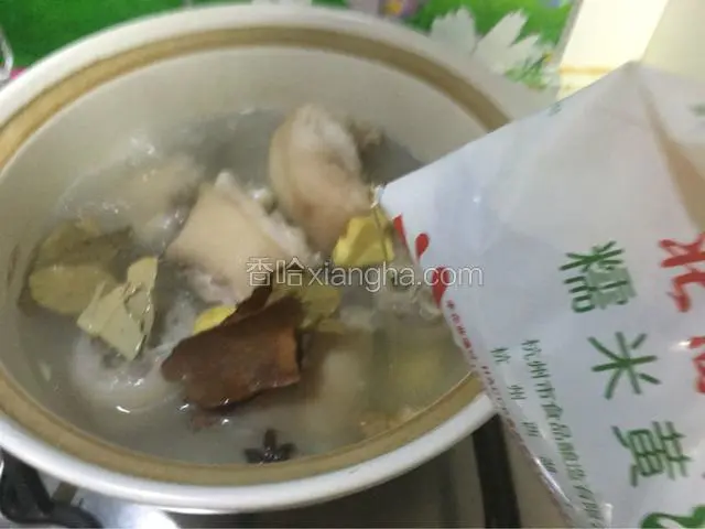 倒入半袋料酒，
