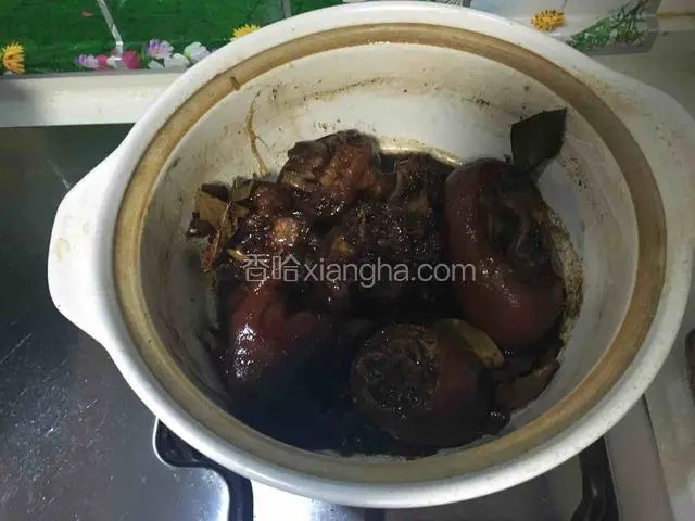 待汤汁快收干时，关火焖上二十分钟，