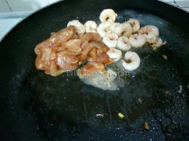 再放瘦肉炒熟