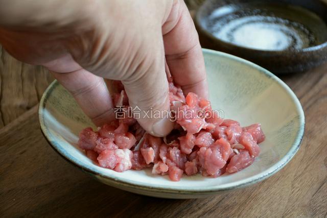 牛里脊肉切和豆腐丁大小相近的丁，加少许盐抓粘。