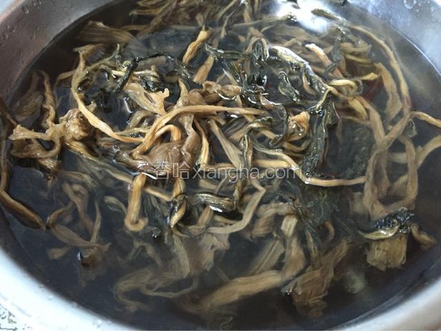 先将梅干菜用泡上，三到五小时不等，水没过梅干菜即可