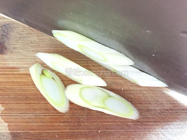 大葱切片，不用太薄就可以