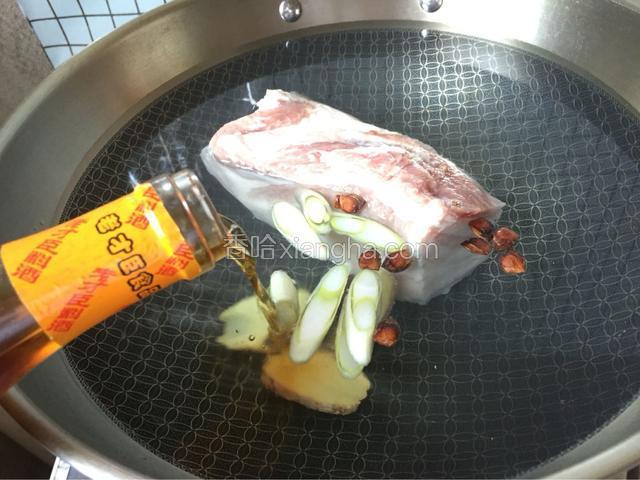 将五花肉刮毛洗净后在锅内加适量水，《水位没过五花肉即可》放入几片葱姜，八角一颗，桂皮一小块儿，料酒，10克，然后把五花肉放进锅中大火煮至颜色发白没有血色后捞出