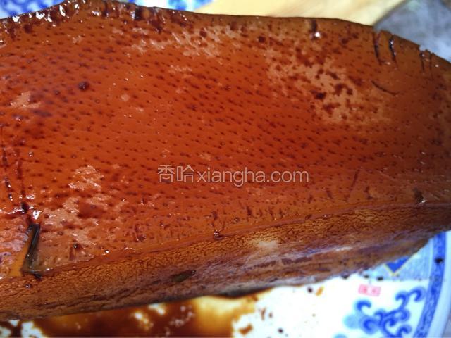 趁着五花肉从锅中捞起还有热度，赶紧在五花肉的表皮抹取老抽使其颜色上色均匀