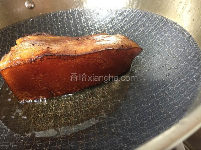 锅内抹少许油，等油温烧到7成热左右时先把皮朝下小火慢慢煎烤，直到肉皮颜色金黄油脂溢出，再将肉的四周也煎下使其上色均匀