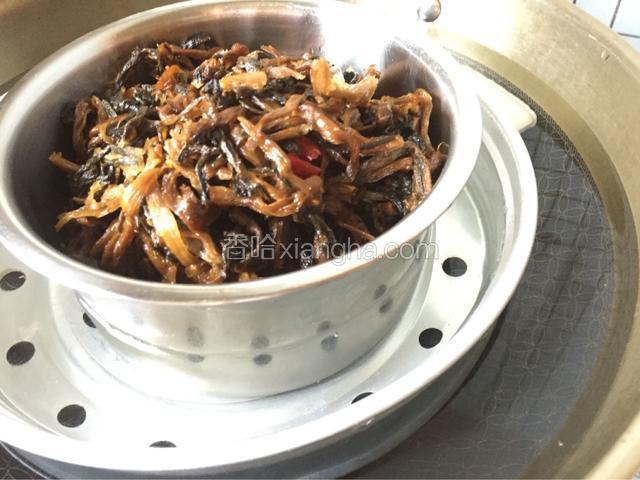 将肉均匀的摆放在一个深一点的碗里，不然不够装，上锅蒸20分钟，然后将五花肉里面的汤汁小心的滤出，继续蒸二十分钟左右