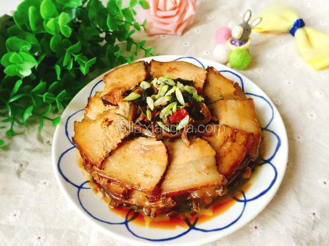 今天不倒扣自己摆个盘吧，这样也简单方便最后把碗里多出来的汤汁用勺子一点点淋在肉片上面增亮点