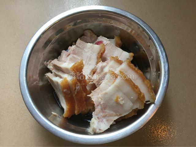 切好的扣肉放入调制的卤汁中拌均 放冰箱冷藏一个钟