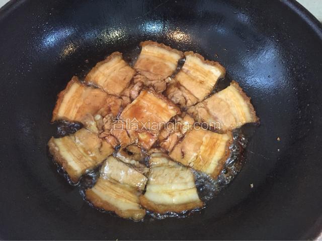 热锅下油 放入腌制好的扣肉片煎熟（小火）