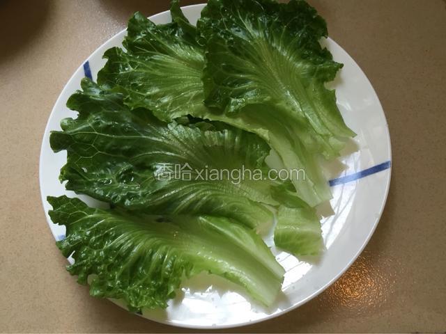 生抽洗净控干水分码入盘中