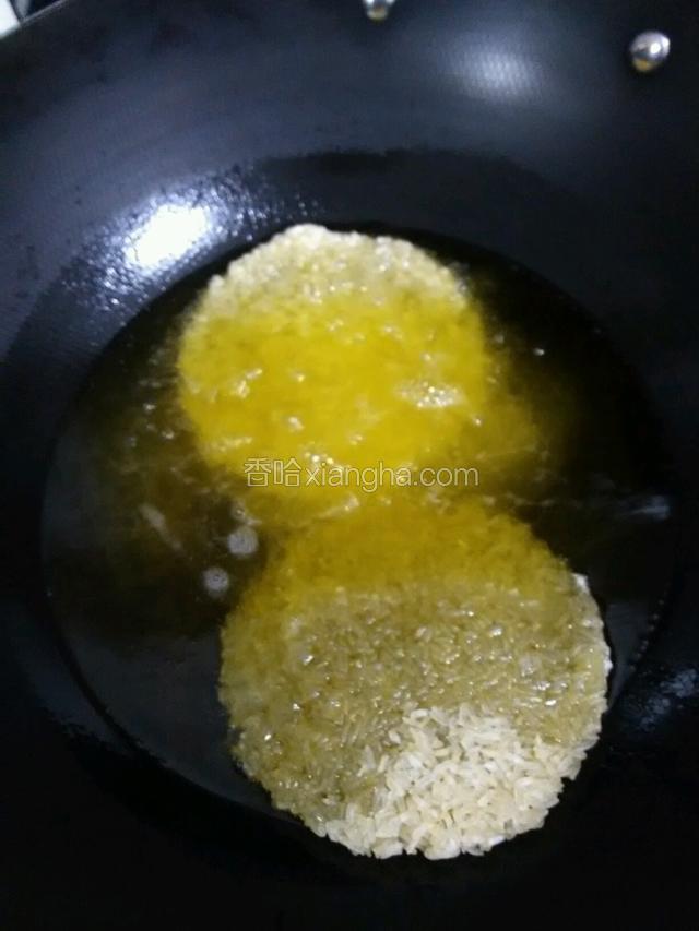 锅中放油烧至八成热，放入锅巴下去炸