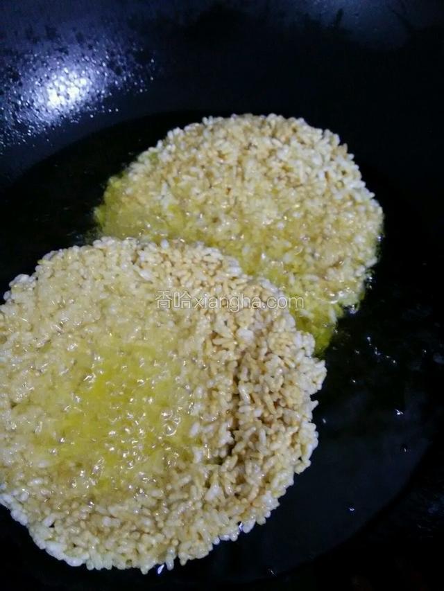 炸至锅巴熟透捞出，倒岀锅中油