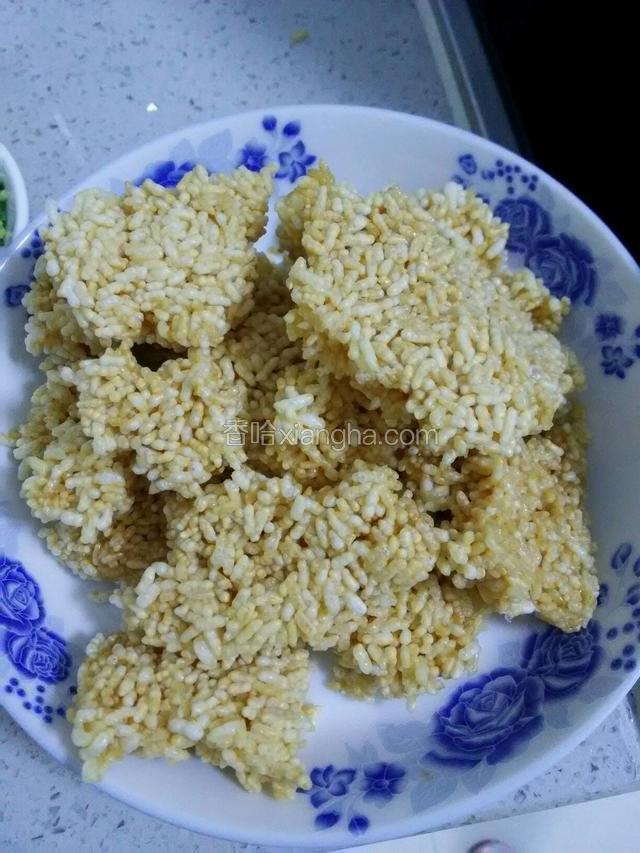 将锅巴弄成小块