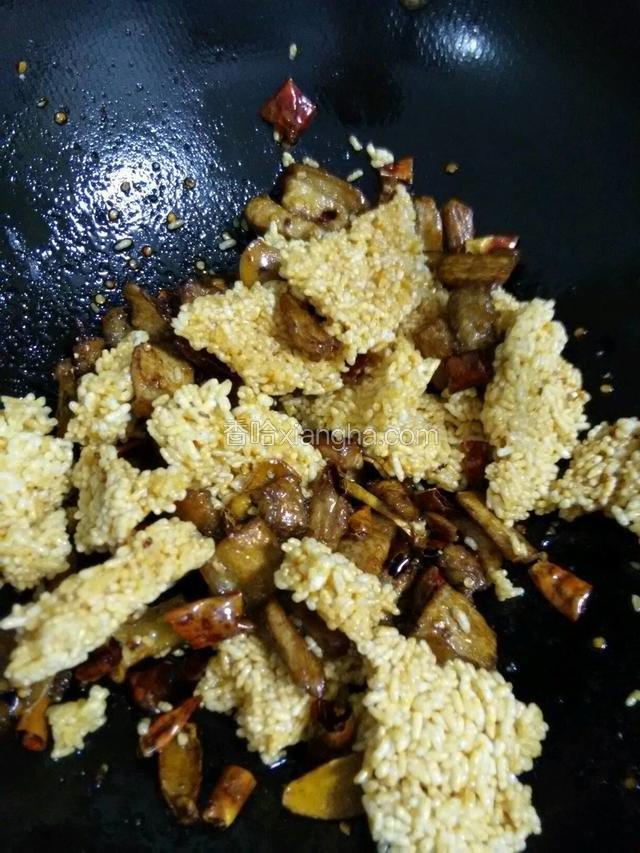 放入锅巴炒匀