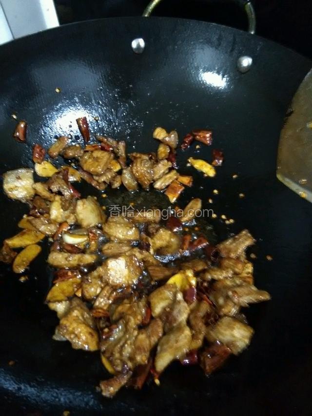 放入生抽和两滴老抽炒上色，放入食盐炒匀