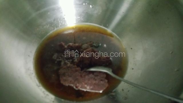 红豆沙，水，红糖称重混合放入锅中