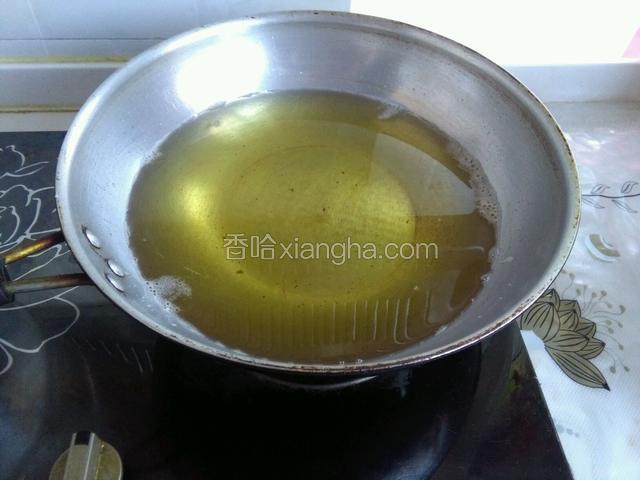 加入适量的油等油热至200℃左右，把面放入油锅内不停翻动。