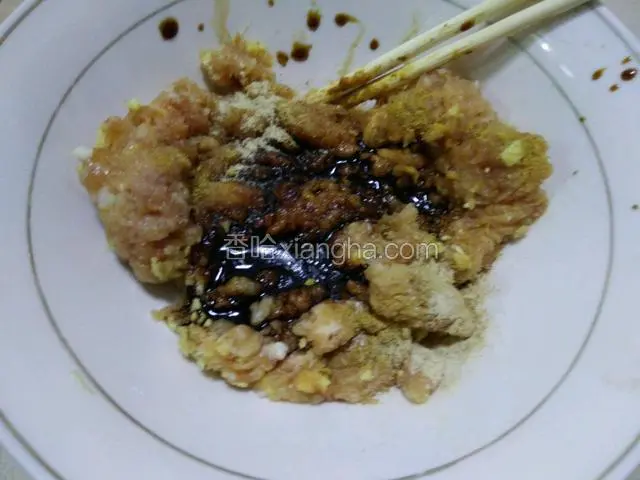 剁好的肉调上调料，主料中有
