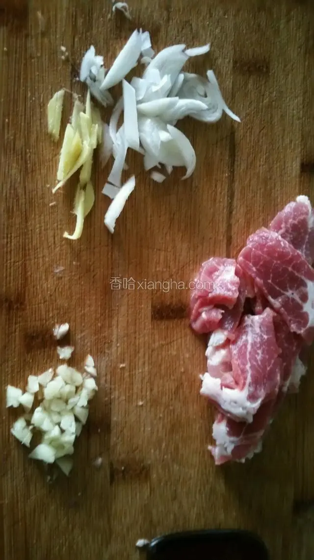 猪肉切片，葱姜切丝，蒜切末