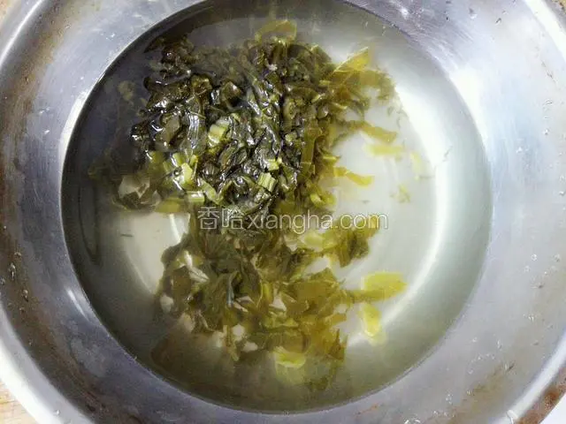 把切好的酸菜在凉水中浸泡一会