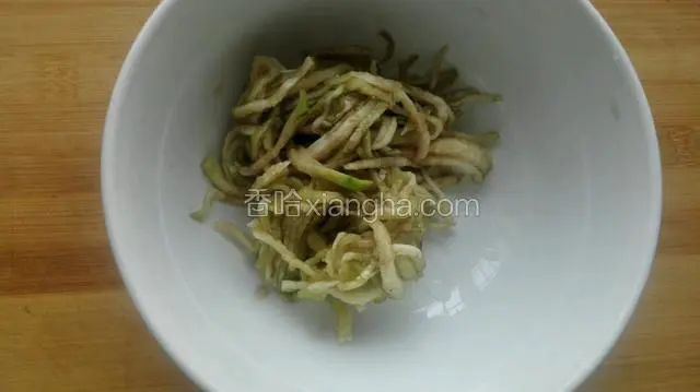 放一些盐腌一刻钟，把汤挤干！