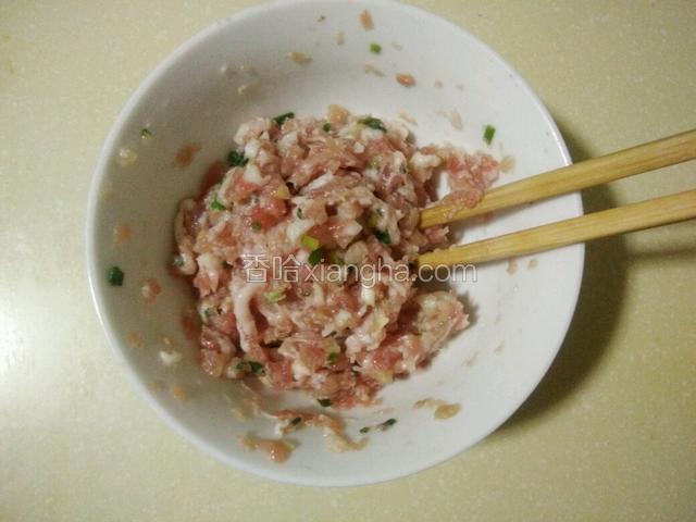 将肉斩碎放碗里，放入少许淀粉，料酒，盐，姜末，葱花，鸡精一起用筷子按顺时针方向搅和上筋