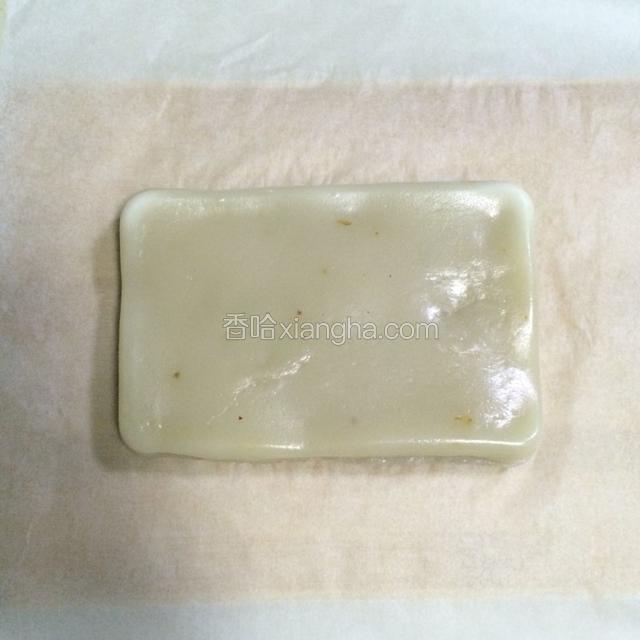 倒扣在油纸上。