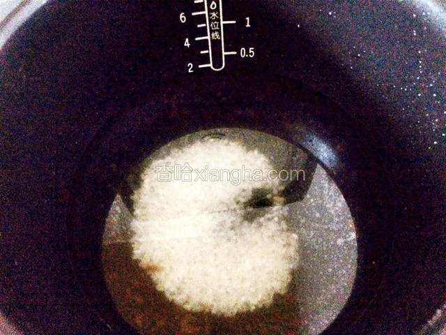 米转圈洗干净，加刻度0.5的清水。