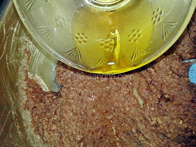 继续中小火翻炒，将花生油分三次加入豆沙中。