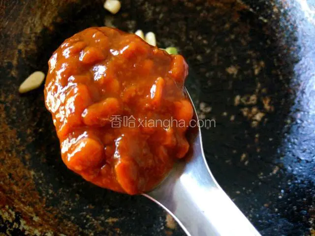 放两勺黄豆酱小火炒至