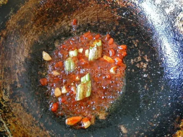 加生抽 盐 鸡粉 白糖炒匀