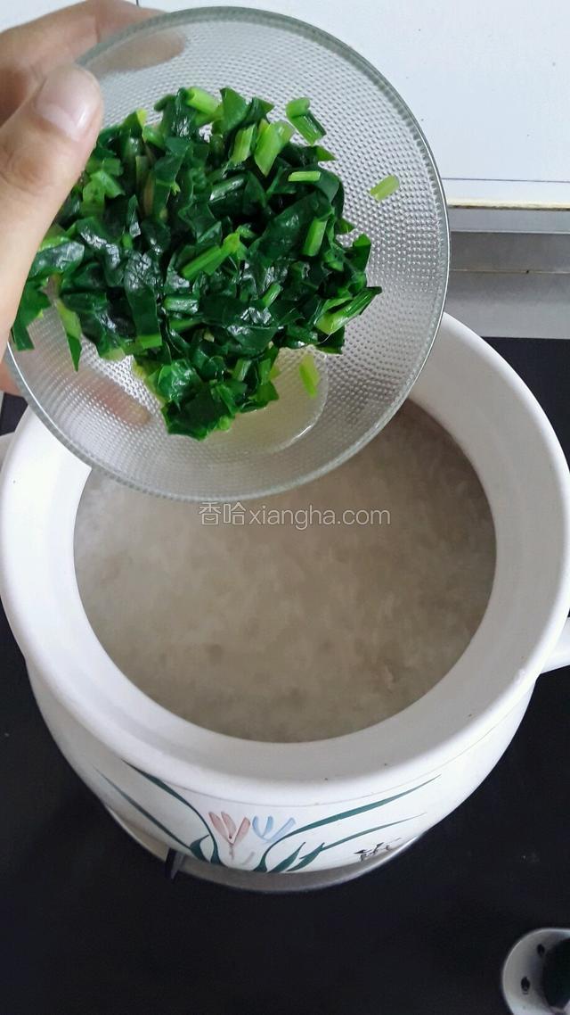 将焯过水的菠菜倒入锅中，一起煮五分钟。