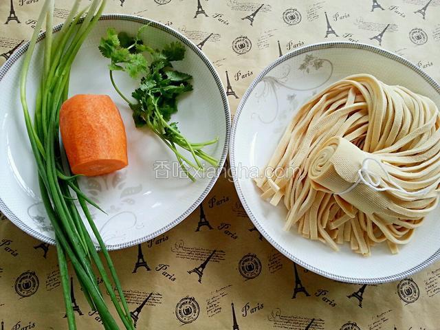 准备食材：我这儿的豆腐卷是这个样子的