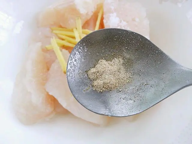 放入白胡椒粉，拌匀，腌制半小时