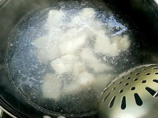烧锅水，水开后将龙利鱼块（不要姜丝）下入，煮两分钟，至全部浮起捞出