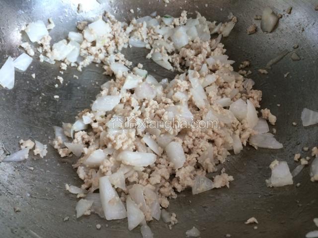 起油锅先炒肉末和洋葱，加适量料酒