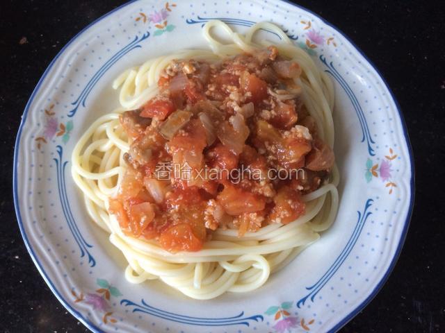 面摆在盘中，加上番茄肉末蘑菇肉酱