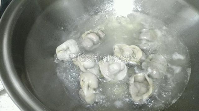 鸡胗开水下锅煮5分钟，捞起沥干（去腥）