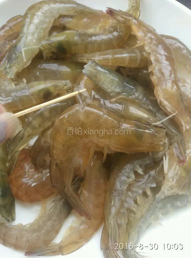 虾洗净，去掉头 须，虾线