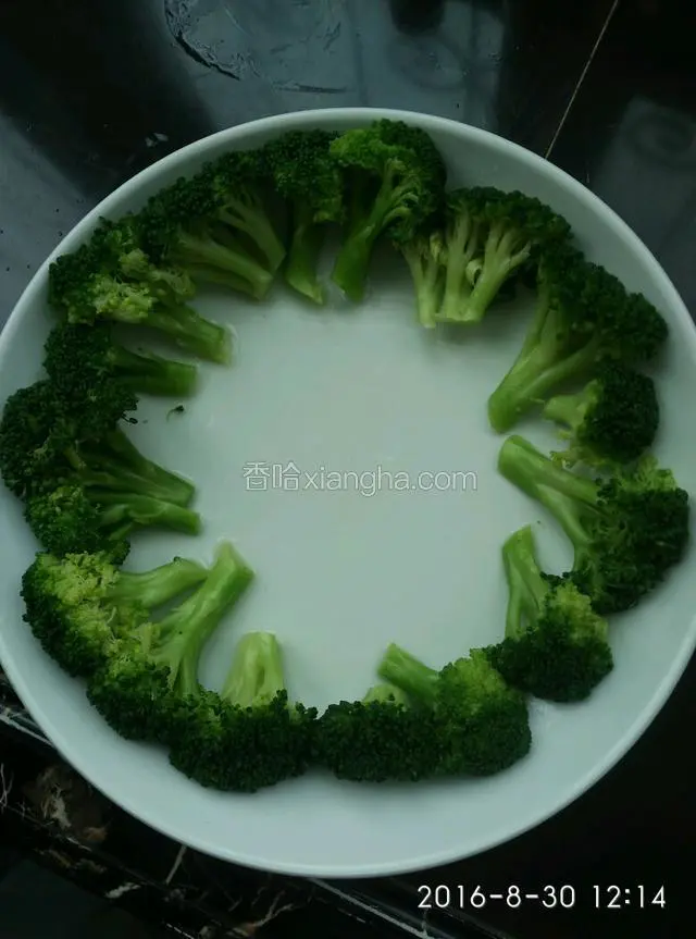 西兰花烫熟，用盐，白胡椒拌拌，摆盘